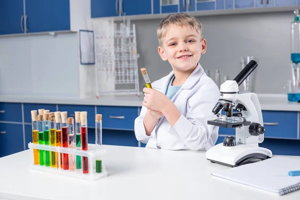 Niño en laboratorio químico — Stock Photo