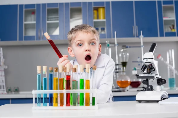 Niño en laboratorio químico - foto de stock