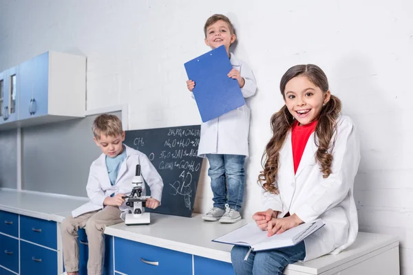 Діти в хімічній лабораторії — стокове фото