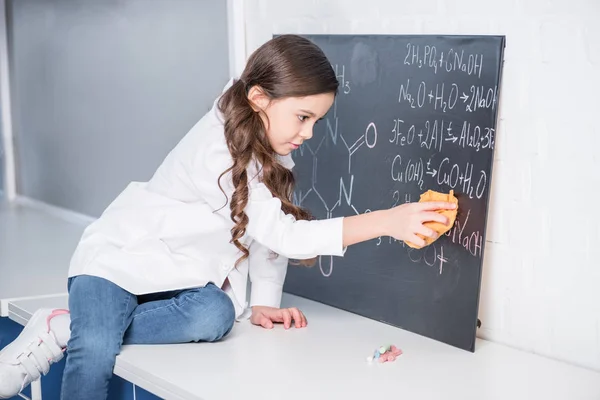 Kleines Mädchen im Labor — Stockfoto