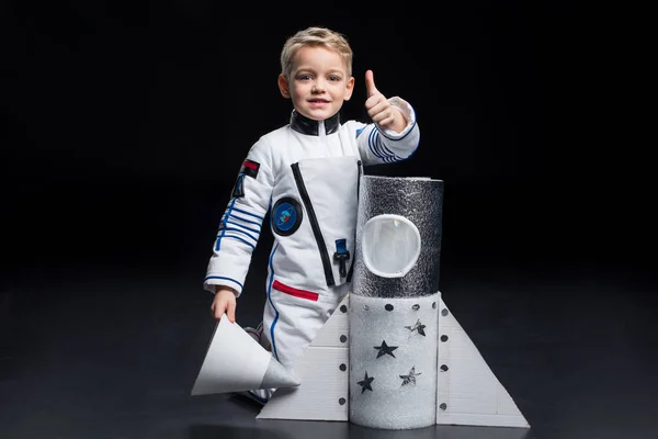 Niño disfrazado de astronauta - foto de stock