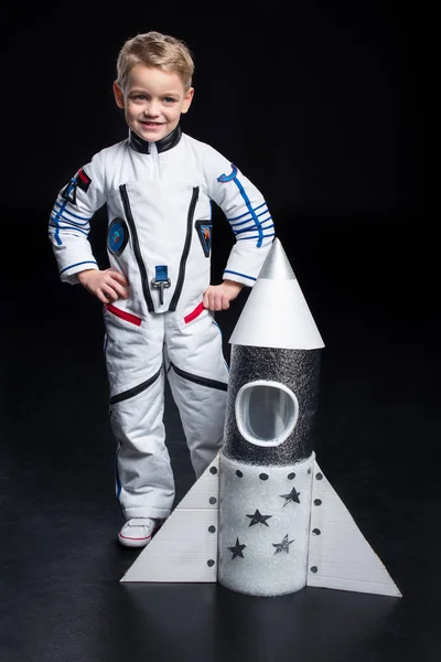 Niño disfrazado de astronauta - foto de stock