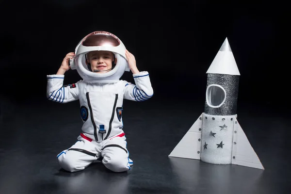 Junge im Astronautenkostüm — Stockfoto