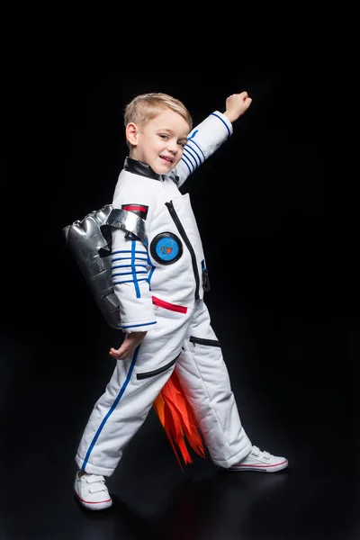 Junge im Astronautenkostüm — Stockfoto