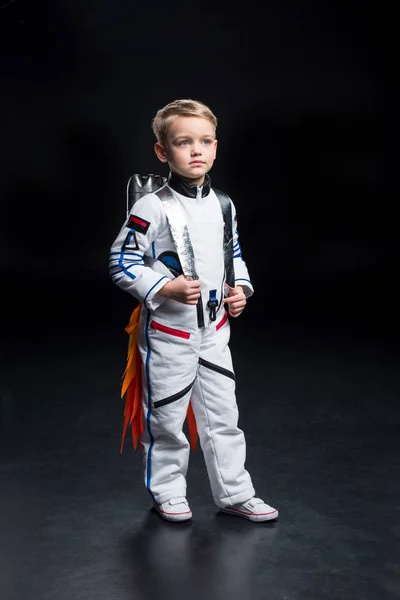 Niño disfrazado de astronauta - foto de stock