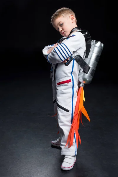 Хлопчик в костюмі космонавта — стокове фото
