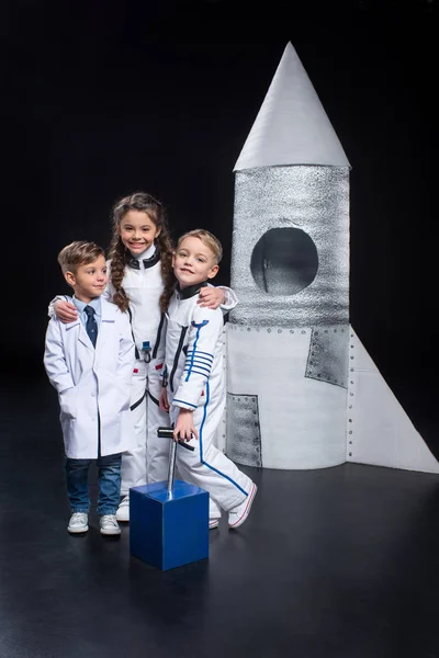 Niños jugando a los astronautas - foto de stock