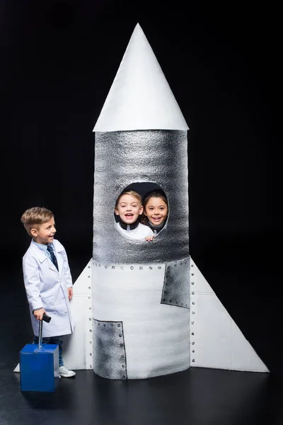 Bambini che giocano agli astronauti — Foto stock