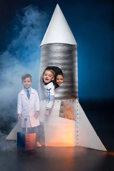 Niños jugando a los astronautas - foto de stock