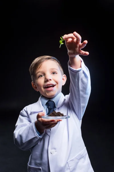 Menino segurando planta — Fotografia de Stock