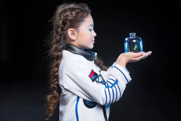 Chica astronauta holding planta - foto de stock