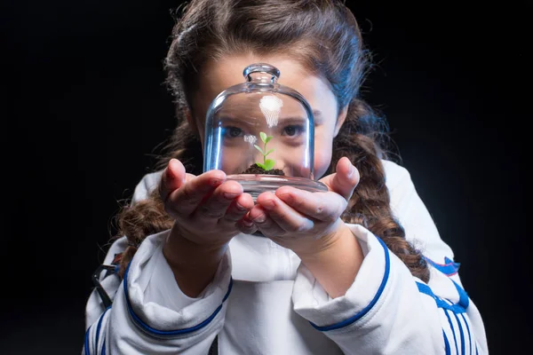 Menina astronauta segurando planta — Fotografia de Stock