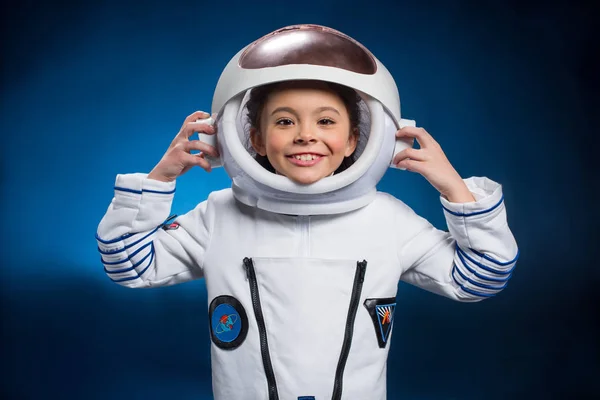 Niña en traje espacial - foto de stock