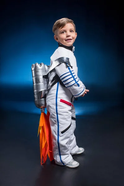 Niño disfrazado de astronauta - foto de stock