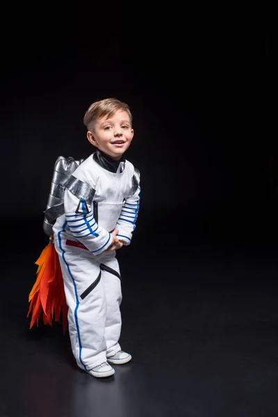 Niño disfrazado de astronauta - foto de stock