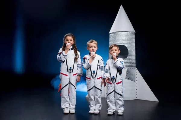 Niños en trajes de astronauta - foto de stock