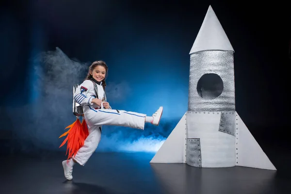 Menina em traje de astronauta — Fotografia de Stock