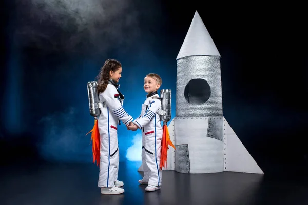 Niños jugando a los astronautas - foto de stock