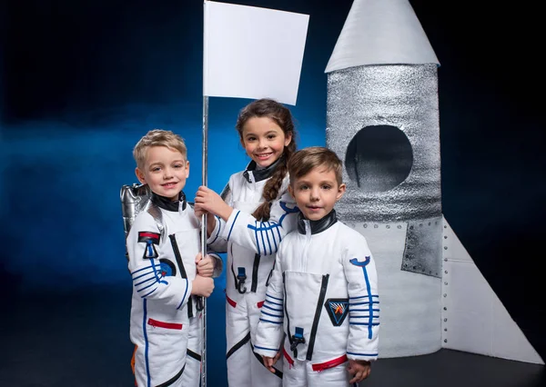 Niños jugando a los astronautas - foto de stock