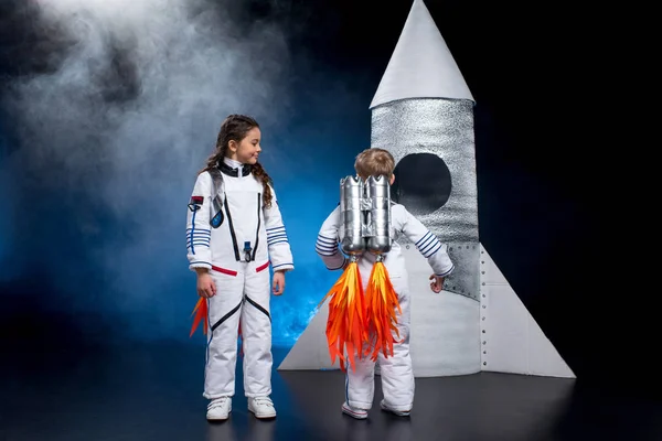 Niños jugando a los astronautas - foto de stock