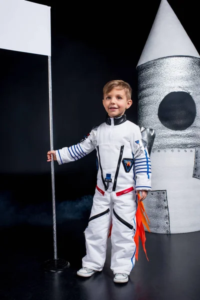 Junge im Astronautenkostüm — Stockfoto