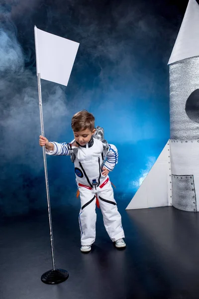 Niño disfrazado de astronauta - foto de stock