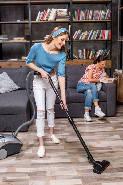 Frau mit Staubsauger — Stockfoto