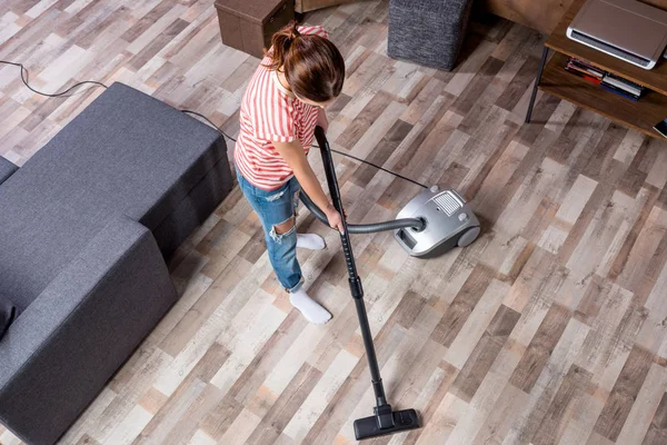 Femme avec aspirateur — Photo de stock