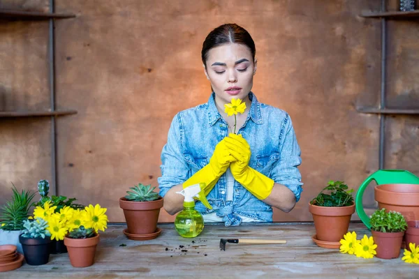 Joven jardinero femenino - foto de stock