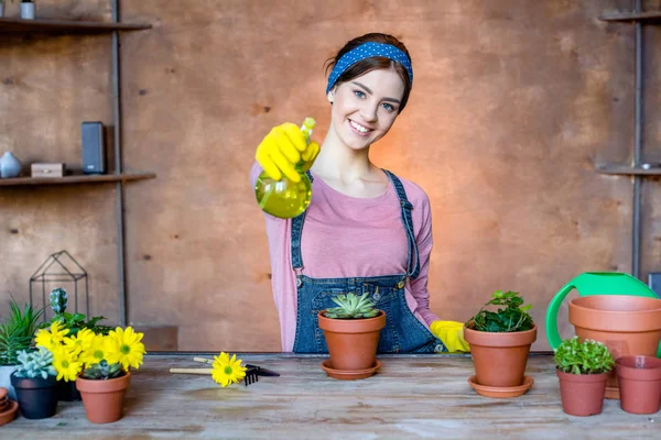 Jardinier féminin avec vaporisateur — Photo de stock