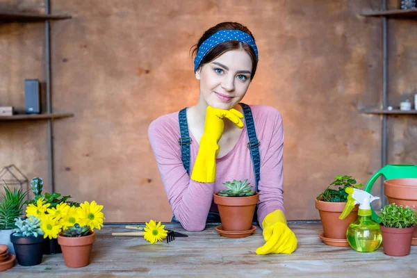 Frau mit Pflanzen in Blumentöpfen — Stockfoto