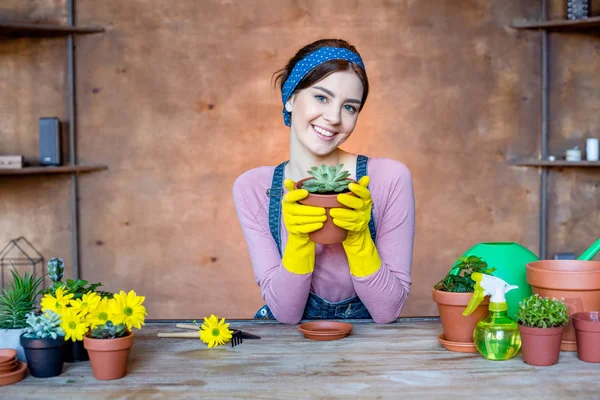 Femme avec plante en pot de fleurs — Photo de stock