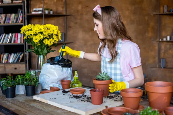 Frau mit Pflanze im Blumentopf — Stockfoto