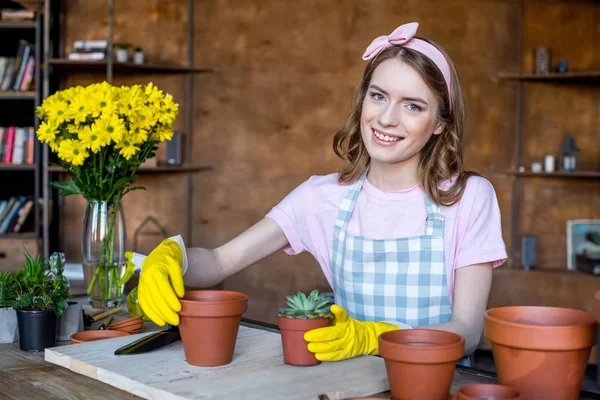 Donna che tiene pianta in vaso da fiori — Foto stock