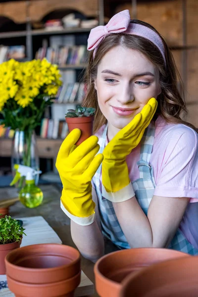 Donna che tiene pianta in vaso da fiori — Foto stock