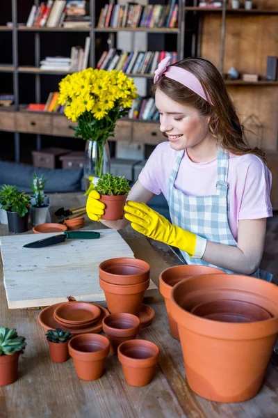 Mujer sosteniendo planta en maceta - foto de stock