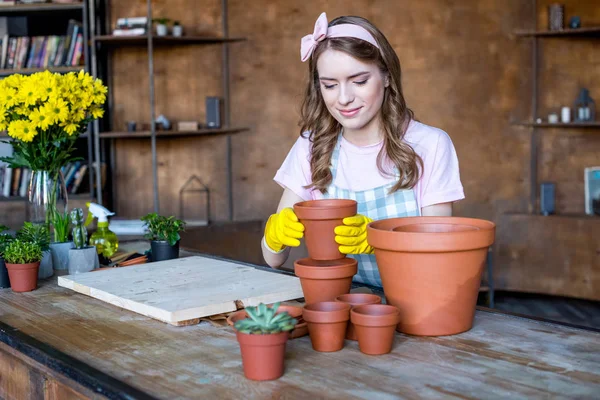 Donna in possesso di vaso da fiori — Foto stock