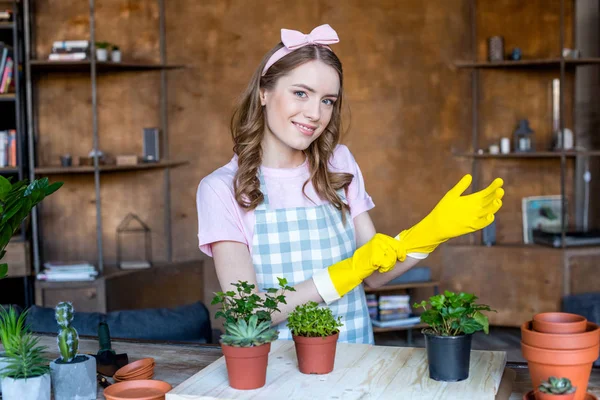 Femme avec des plantes dans des pots de fleurs — Photo de stock