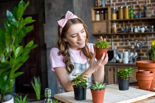 Frau hält Pflanze im Blumentopf — Stockfoto