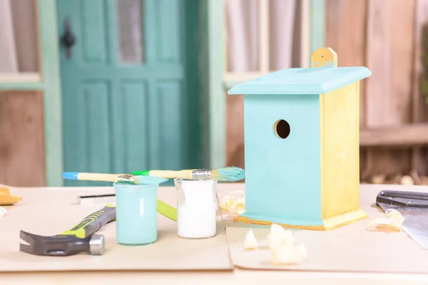 Birdhouse avec peintures et outils — Photo de stock