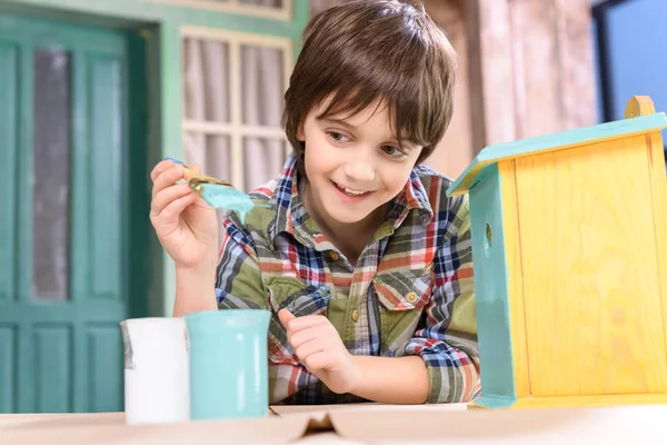 Boy making birdhouse — Stock Photo