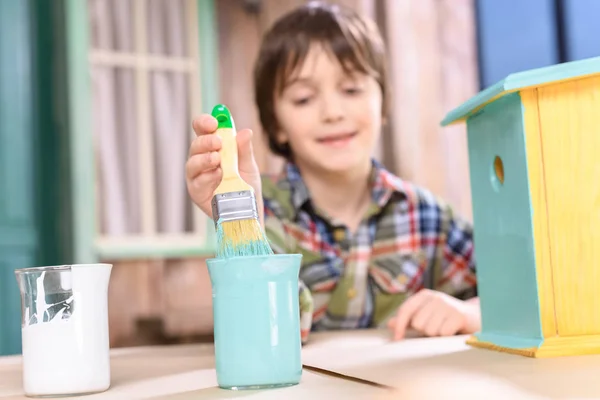 Boy making birdhouse — Stock Photo