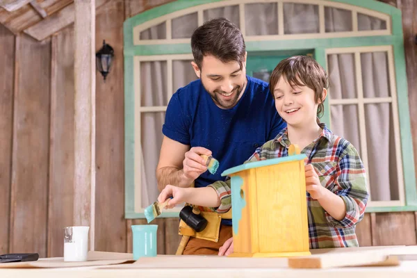 Vater und Sohn bauen Vogelhäuschen — Stockfoto