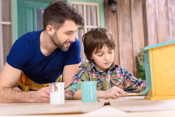 Padre e figlio che fanno la casa degli uccelli — Foto stock