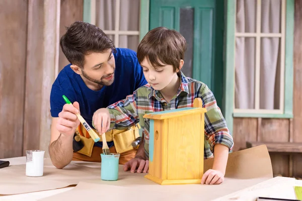 Vater und Sohn bauen Vogelhäuschen — Stock Photo