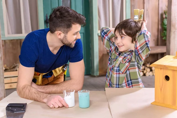 Vater und Sohn bauen Vogelhäuschen — Stock Photo