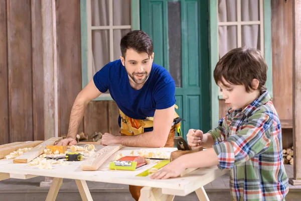 Pai e filho em oficina — Fotografia de Stock