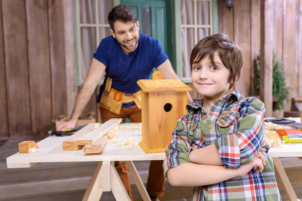 Pai e filho em oficina — Fotografia de Stock