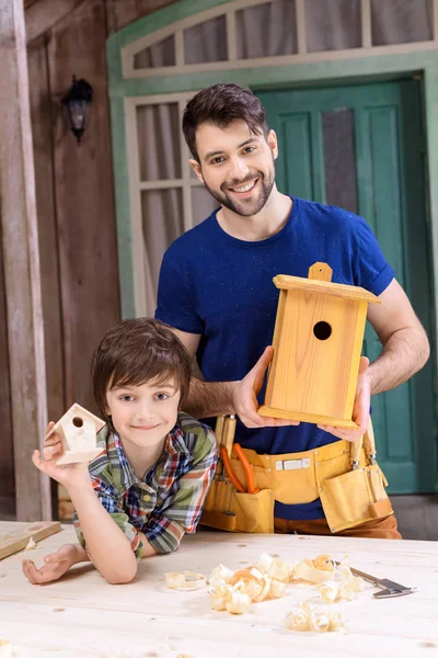 Padre e hijo haciendo pajareras - foto de stock