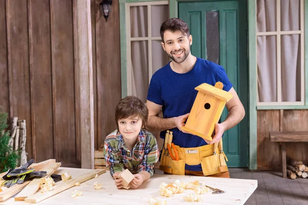 Padre e figlio che costruiscono case per uccelli — Foto stock